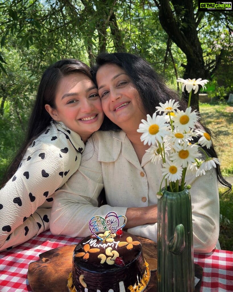Samiksha Jaiswal Instagram - Happy birthday Mama bear!❤️🥳 I love you the most!😘