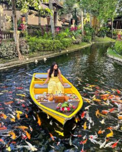 Samiksha Jaiswal Instagram - Picnic on a boat with koi fishes all around!💛 Serenity!💛 . . . . . . . . . . . . . . #kamandalu #ubud #koifish #date #picnic #instagood