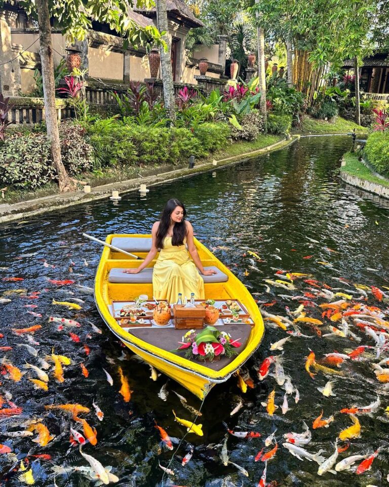 Samiksha Jaiswal Instagram - Picnic on a boat with koi fishes all around!💛 Serenity!💛 . . . . . . . . . . . . . . #kamandalu #ubud #koifish #date #picnic #instagood