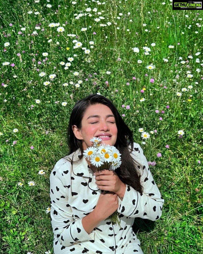 Samiksha Jaiswal Instagram - “Daisies are like sunshine to the ground.” 🤍