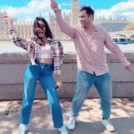 Sana Makbul Instagram - Koi tho Milgaya… Mila bhi nai Mujhe nai pata but view achi thi!! @divasana @rajivadatia 😂😂😂😂😂 Shot by @aestheticbilal 😁 #london #bigben #reels #fun