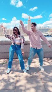 Sana Makbul Instagram - Koi tho Milgaya… Mila bhi nai Mujhe nai pata but view achi thi!! @divasana @rajivadatia 😂😂😂😂😂 Shot by @aestheticbilal 😁 #london #bigben #reels #fun