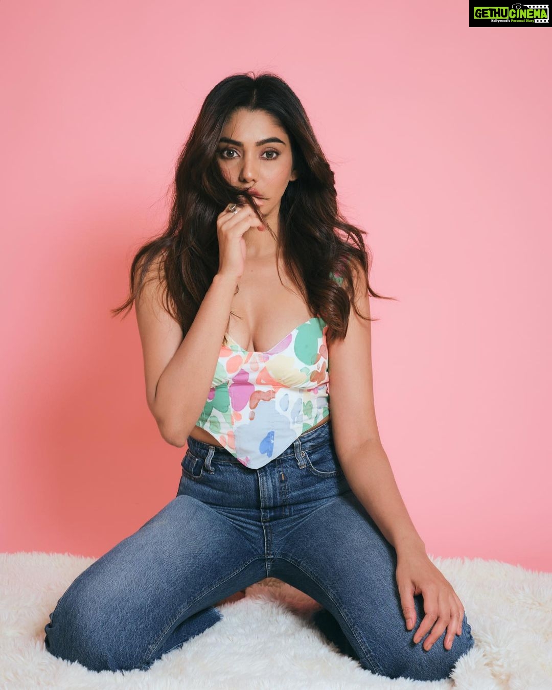 Sana Makbul Instagram - Are you lost , Baby girl ?