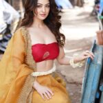 Sandeepa Dhar Instagram – Stay here in this moment ♾️
.

📸@munnasphotography 
Saree @jigarmaliofficial 
Jewellery @floralart_byanushka 
Stylist @shru_birla