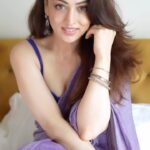 Sandeepa Dhar Instagram - NAMAST’AY IN BED 😴 #transition . #lazy #dontwanttowork #mondayblues #bringbacktheweekend #saree #indianwear