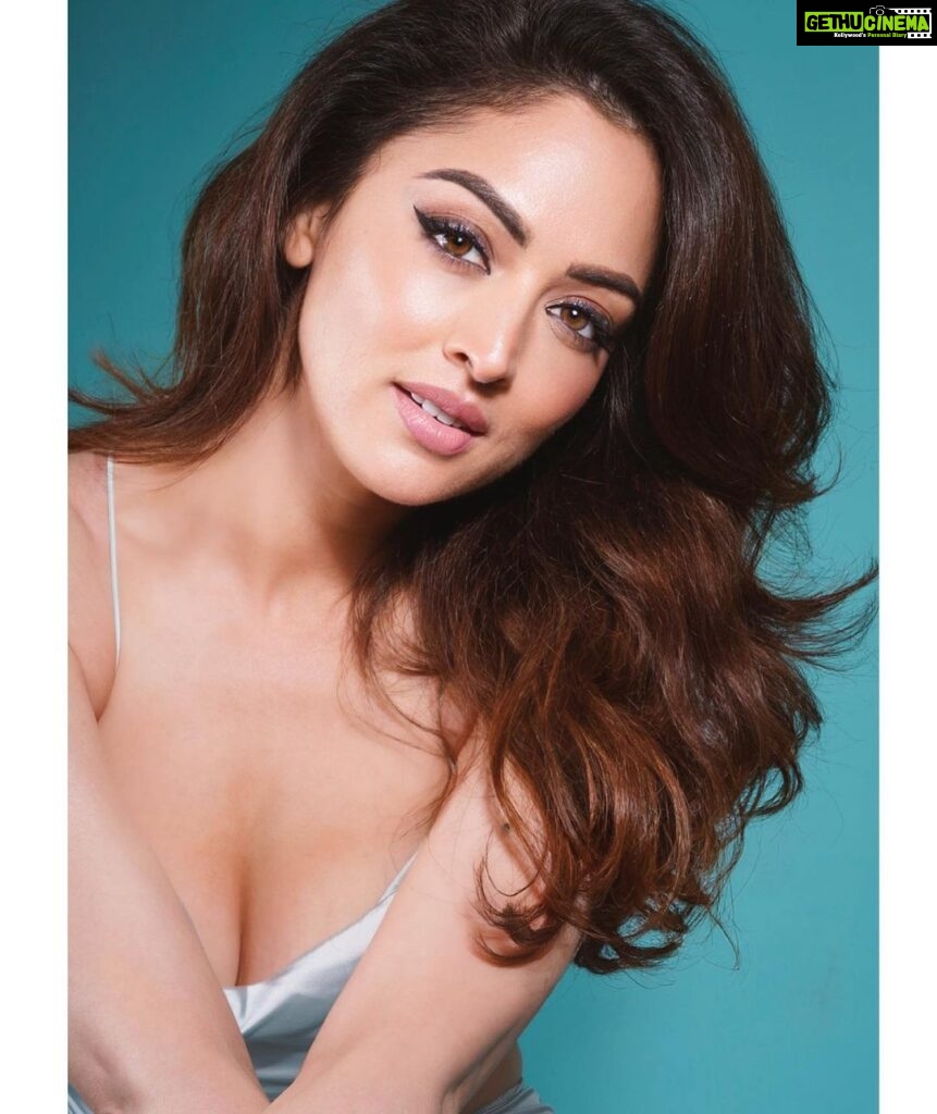 Sandeepa Dhar Instagram - Never ask a girl with winged eyeliner why she is late 😬✌🏻🌻 .