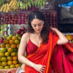 Sandeepa Dhar Instagram - Mine is Jumping rope in a saree , what’s your superpower? 😉 . #sareelove #skippingrope #fun #day #ootd #reelsinstagram