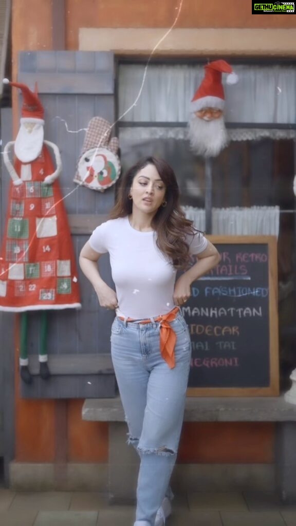 Sandeepa Dhar Instagram - Enough with the dancing reels on this track 🙄 . #basic #whitetshirt #jeans #kinda #girl