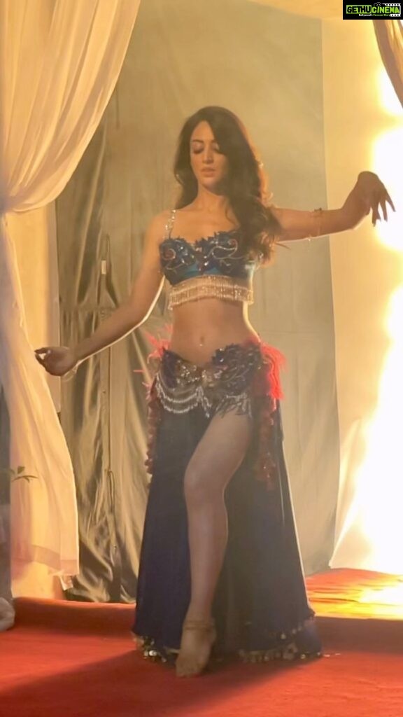 Sandeepa Dhar Instagram - #BTS Bringing some Bollywood dancing back 🧜🏻‍♀️ . #onset #chattisaurmaina #throwback