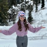 Sandeepa Dhar Instagram - Taking this trend to new heights ⛄️ 😁💁🏻‍♀️ Pass or fail ? #culturalexchange #birthdayweek #dancechallenge Nathatop (patnitop)