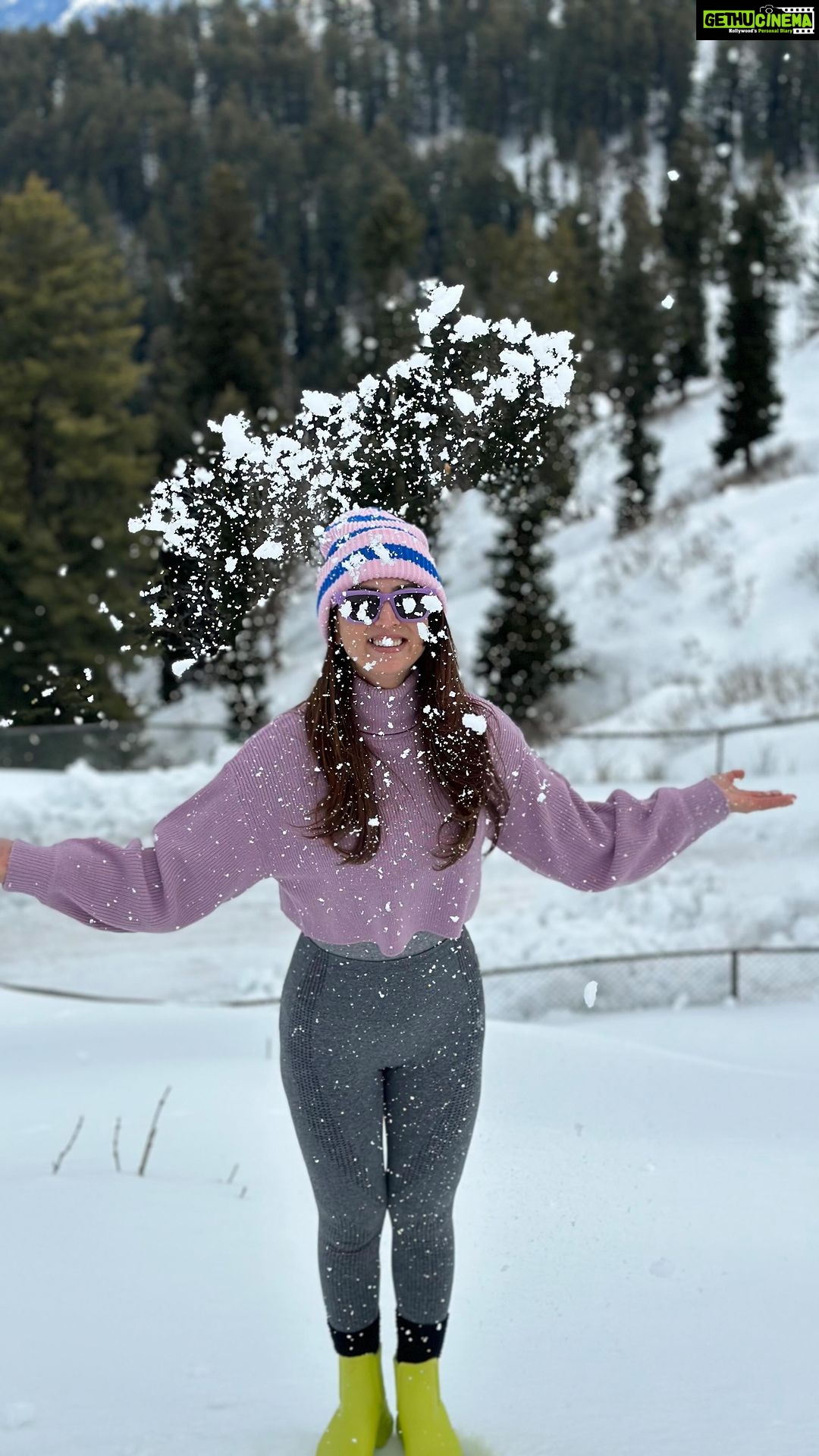 Sandeepa Dhar Instagram - Taking this trend to new heights ⛄️ 😁💁🏻♀️ Pass or fail ? #culturalexchange #birthdayweek #dancechallenge Nathatop (patnitop)