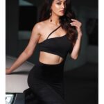 Sandeepa Dhar Instagram – Perfect is for straight lines and edges. I am as curved as my heart. ♾️
 #iwmbuzzdigitalawards