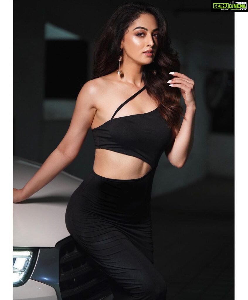 Sandeepa Dhar Instagram - Perfect is for straight lines and edges. I am as curved as my heart. ♾️ #iwmbuzzdigitalawards