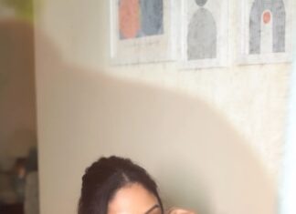 Sandeepa Dhar Instagram - When red riding hood took the desi route 💋 . #ootd #indianwear #saree #love #weddings