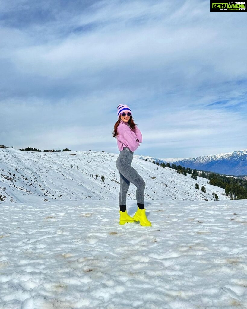 Sandeepa Dhar Instagram - It’s the season to be… a walking Marshmallow 😶‍🌫️ ❄️ Swipe left —> 3rd one is my fav