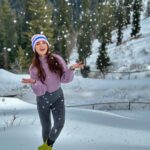Sandeepa Dhar Instagram - It’s the season to be… a walking Marshmallow 😶‍🌫️ ❄️ Swipe left —> 3rd one is my fav