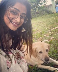 Sangeetha Sringeri Instagram - ನಾನು ನಿನ್ನೆ ನಮ್ಮ ಮುದ್ದು ಚಾರ್ಲಿಯನ್ನು ಭೇಟಿಯಾದೆ Visiting my friend Charlie after visiting Sri Chamundeshwari has become a tradition for me. She is a goddess for me, who has changed everyone's life who has worked for 777 charlie! Thank you so much @dk9pramod sir, i had an amazing amazing time at Mysuru 🙏 wardrobe courtesy @laxmikrishnaofficial #777charlie Mysore, Karnataka