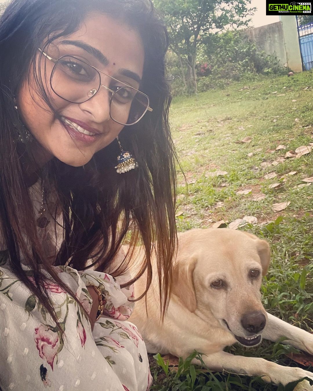 Sangeetha Sringeri Instagram - ನಾನು ನಿನ್ನೆ ನಮ್ಮ ಮುದ್ದು ಚಾರ್ಲಿಯನ್ನು ಭೇಟಿಯಾದೆ Visiting my friend Charlie after visiting Sri Chamundeshwari has become a tradition for me. She is a goddess for me, who has changed everyone's life who has worked for 777 charlie! Thank you so much @dk9pramod sir, i had an amazing amazing time at Mysuru 🙏 wardrobe courtesy @laxmikrishnaofficial #777charlie Mysore, Karnataka