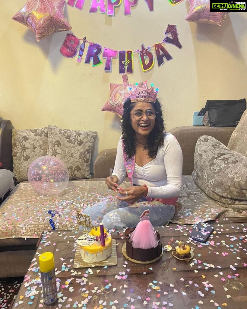 Sangeetha Sringeri Instagram - Happy Birthday to me 💝 Priceless memories of midnight surprise by my Family love you @iam__suchi @the.austa #mom #Dad #Vinay #Gowrish