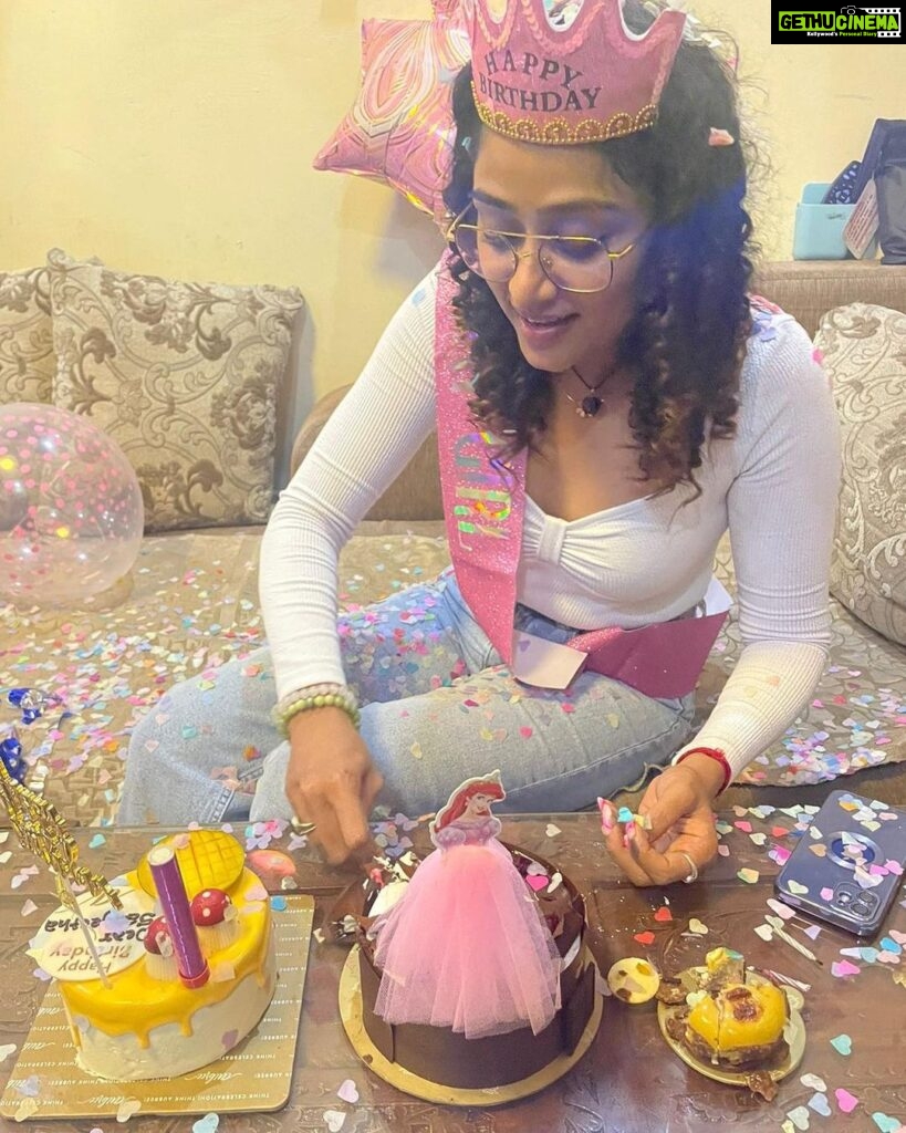 Sangeetha Sringeri Instagram - Happy Birthday to me 💝 Priceless memories of midnight surprise by my Family love you @iam__suchi @the.austa #mom #Dad #Vinay #Gowrish