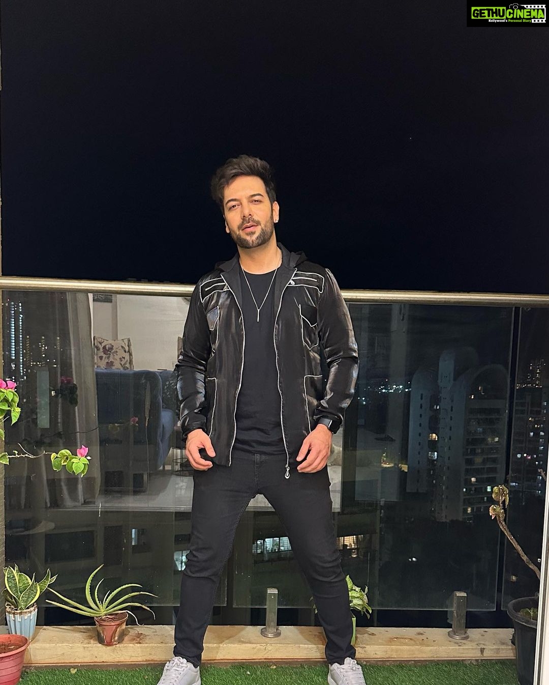 Sanjay Gagnani - 23.9K Likes - 1,2,3,4,5,6, or 7 …!!??
🖤
#pickone #blackisthenewblack
Styling: @arjunkumar_offical
Outfit: @battle_harbour
Footwear: @zaydnsneakers