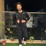 Sanjay Gagnani Instagram – 1,2,3,4,5,6, or 7 …!!??

🖤

#pickone #blackisthenewblack 

Styling: @arjunkumar_offical 
Outfit: @battle_harbour 
Footwear: @zaydnsneakers