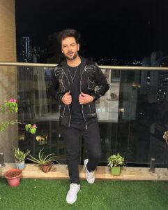 Sanjay Gagnani Instagram - 1,2,3,4,5,6, or 7 …!!??

🖤

#pickone #blackisthenewblack 

Styling: @arjunkumar_offical 
Outfit: @battle_harbour 
Footwear: @zaydnsneakers