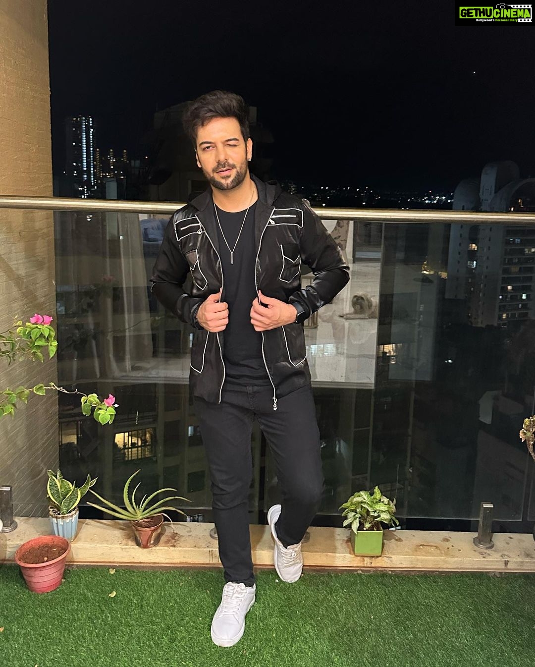 Sanjay Gagnani - 23.9K Likes - 1,2,3,4,5,6, or 7 …!!??
🖤
#pickone #blackisthenewblack
Styling: @arjunkumar_offical
Outfit: @battle_harbour
Footwear: @zaydnsneakers