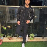 Sanjay Gagnani Instagram – 1,2,3,4,5,6, or 7 …!!??

🖤

#pickone #blackisthenewblack 

Styling: @arjunkumar_offical 
Outfit: @battle_harbour 
Footwear: @zaydnsneakers