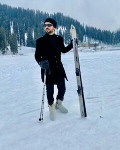 Sanjay Gagnani Instagram - Chilliest Adventure ☃️❄️⛷️

#snowboarding #adventureseeker #throwbacktuesday
