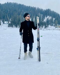 Sanjay Gagnani Instagram - Chilliest Adventure ☃️❄️⛷️

#snowboarding #adventureseeker #throwbacktuesday