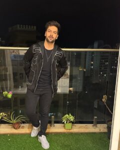 Sanjay Gagnani Instagram - 1,2,3,4,5,6, or 7 …!!??

🖤

#pickone #blackisthenewblack 

Styling: @arjunkumar_offical 
Outfit: @battle_harbour 
Footwear: @zaydnsneakers