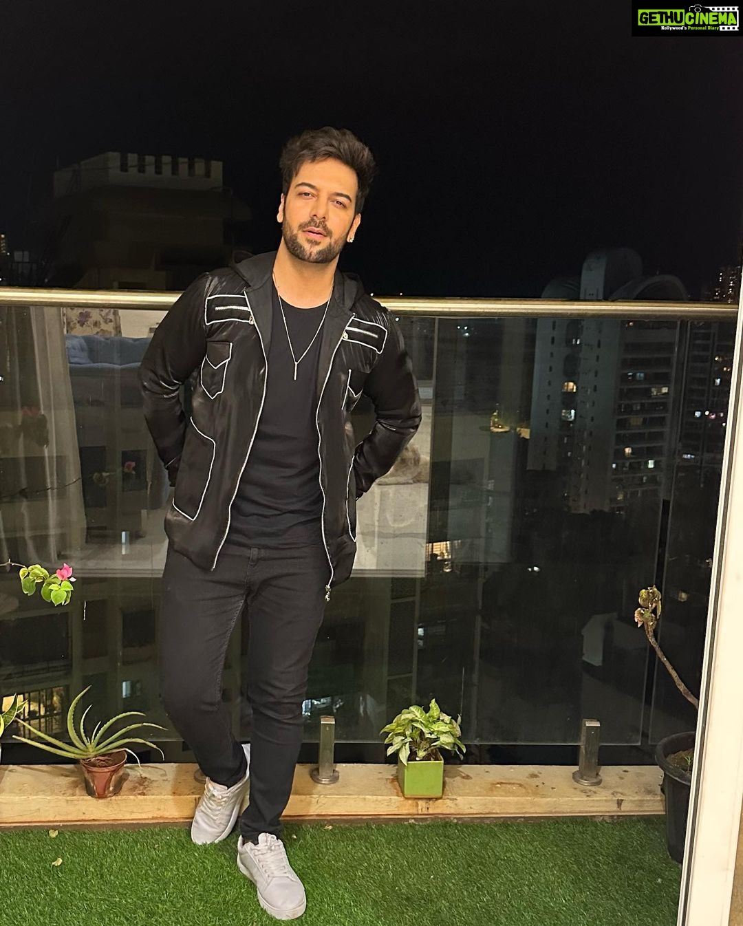 Sanjay Gagnani - 23.9K Likes - 1,2,3,4,5,6, or 7 …!!??
🖤
#pickone #blackisthenewblack
Styling: @arjunkumar_offical
Outfit: @battle_harbour
Footwear: @zaydnsneakers
