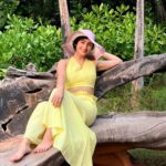 Sanjeeta Bhattacharya Instagram – ☀️ Feeling like a fruit in @thebluehr_ ‘s Sea & Sky collection which is a happy reminder that it’s mango and piña colada season! 🍹 Mahabalipuram, Tamil Nadu, India