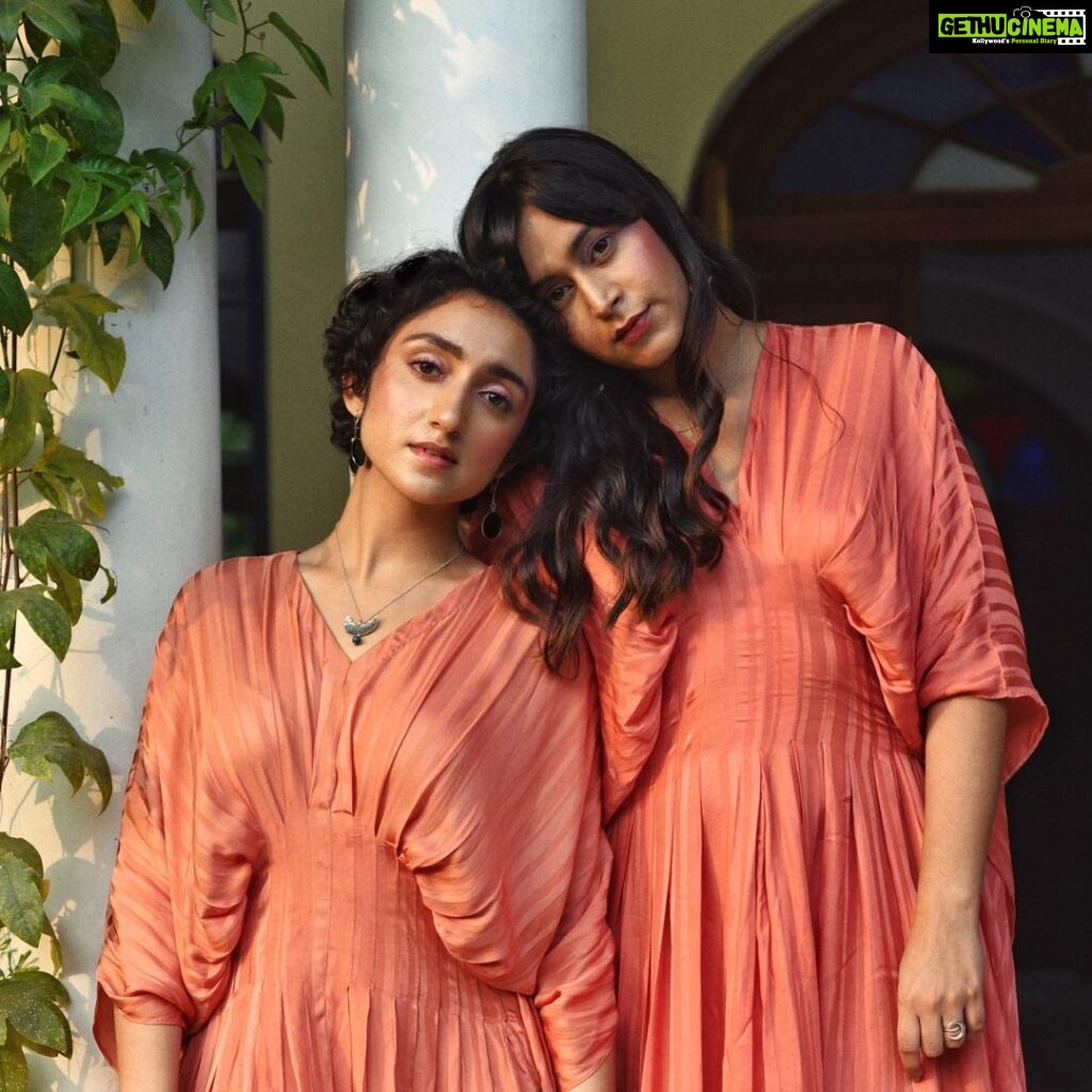 Sanjeeta Bhattacharya Instagram - Peeeek! This past December, we spent an afternoon in what felt like a field trip to the outskirts of Dilli. Sipping chai and soaking in the winter sun, we created something we can’t wait to share with the most wonderful women I’m proud to call my friends. Here’s to having each other’s backs. Power to us all! ✊🏼 📸: @pritiza7 Styled by: @studio.workingrl MUA: @sonalgargmakeovers Dilkushan Bagh