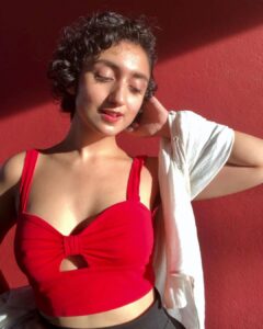 Sanjeeta Bhattacharya Instagram - Bade bade shehron mein aisi thodi thodi vanity hoti rehti hai. 🐒☀️