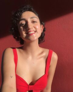 Sanjeeta Bhattacharya Instagram - Bade bade shehron mein aisi thodi thodi vanity hoti rehti hai. 🐒☀️