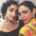 Sanjeeta Bhattacharya Instagram – Perpetual LOL-face except a rare  moment of lewk serving with my boo @shriya.pilgaonkar at the trailer launch of “The Broken News”. I think the laughter was a mix of defence mechanism against nervousness and genuine love being around da bestest @taarukraina , the beaut @iamsonalibendre and @jaideepahlawat who joined us in spirit haha. We coming to you on @zee5 on 10th June! Lezzgo🤞🏻

Shoutout to my LOVE, @jhalli.music who woke up early just to do my makeup. You make me cry 🥺❤️

#thebrokennews #outsoon