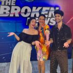 Sanjeeta Bhattacharya Instagram – Perpetual LOL-face except a rare  moment of lewk serving with my boo @shriya.pilgaonkar at the trailer launch of “The Broken News”. I think the laughter was a mix of defence mechanism against nervousness and genuine love being around da bestest @taarukraina , the beaut @iamsonalibendre and @jaideepahlawat who joined us in spirit haha. We coming to you on @zee5 on 10th June! Lezzgo🤞🏻

Shoutout to my LOVE, @jhalli.music who woke up early just to do my makeup. You make me cry 🥺❤️

#thebrokennews #outsoon