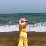 Sanjeeta Bhattacharya Instagram – ☀️ Feeling like a fruit in @thebluehr_ ‘s Sea & Sky collection which is a happy reminder that it’s mango and piña colada season! 🍹 Mahabalipuram, Tamil Nadu, India
