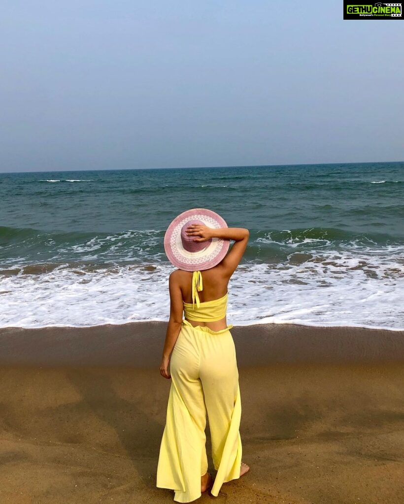 Sanjeeta Bhattacharya Instagram - ☀️ Feeling like a fruit in @thebluehr_ ‘s Sea & Sky collection which is a happy reminder that it’s mango and piña colada season! 🍹 Mahabalipuram, Tamil Nadu, India