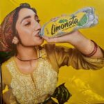 Sanjeeta Bhattacharya Instagram – Issa meeee, your friendly neighbourhood Limonata girl! Did you spot this in your city? ☺️
Finally channelling my love for Himachal and citrus drinks🍋 

P.S- Limonata + gin is a 👌🏼 combination.

@bislerizone