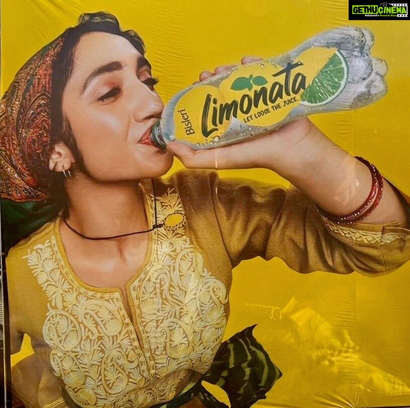 Sanjeeta Bhattacharya Instagram - Issa meeee, your friendly neighbourhood Limonata girl! Did you spot this in your city? ☺️ Finally channelling my love for Himachal and citrus drinks🍋 P.S- Limonata + gin is a 👌🏼 combination. @bislerizone