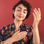 Sanjeeta Bhattacharya Instagram - Heard this song today after being under a rock for ages. @coke_studio reintroducing us to artists we grew up listening to and incredible contemporaries. I hope one day we can truly be happy in our “independence”. Until then, we continue to celebrate our music because the sky above us is the same regardless of borders. . I’ll be honest, it’s been a while since I practiced shiddat se but it’s high time now. Don’t be like me kids, heehee. #aaqa #cover #cokestudio