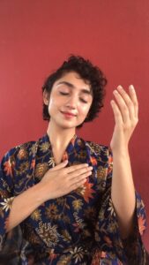 Sanjeeta Bhattacharya Instagram - Heard this song today after being under a rock for ages. @coke_studio reintroducing us to artists we grew up listening to and incredible contemporaries. I hope one day we can truly be happy in our “independence”. Until then, we continue to celebrate our music because the sky above us is the same regardless of borders. . I’ll be honest, it’s been a while since I practiced shiddat se but it’s high time now. Don’t be like me kids, heehee. #aaqa #cover #cokestudio