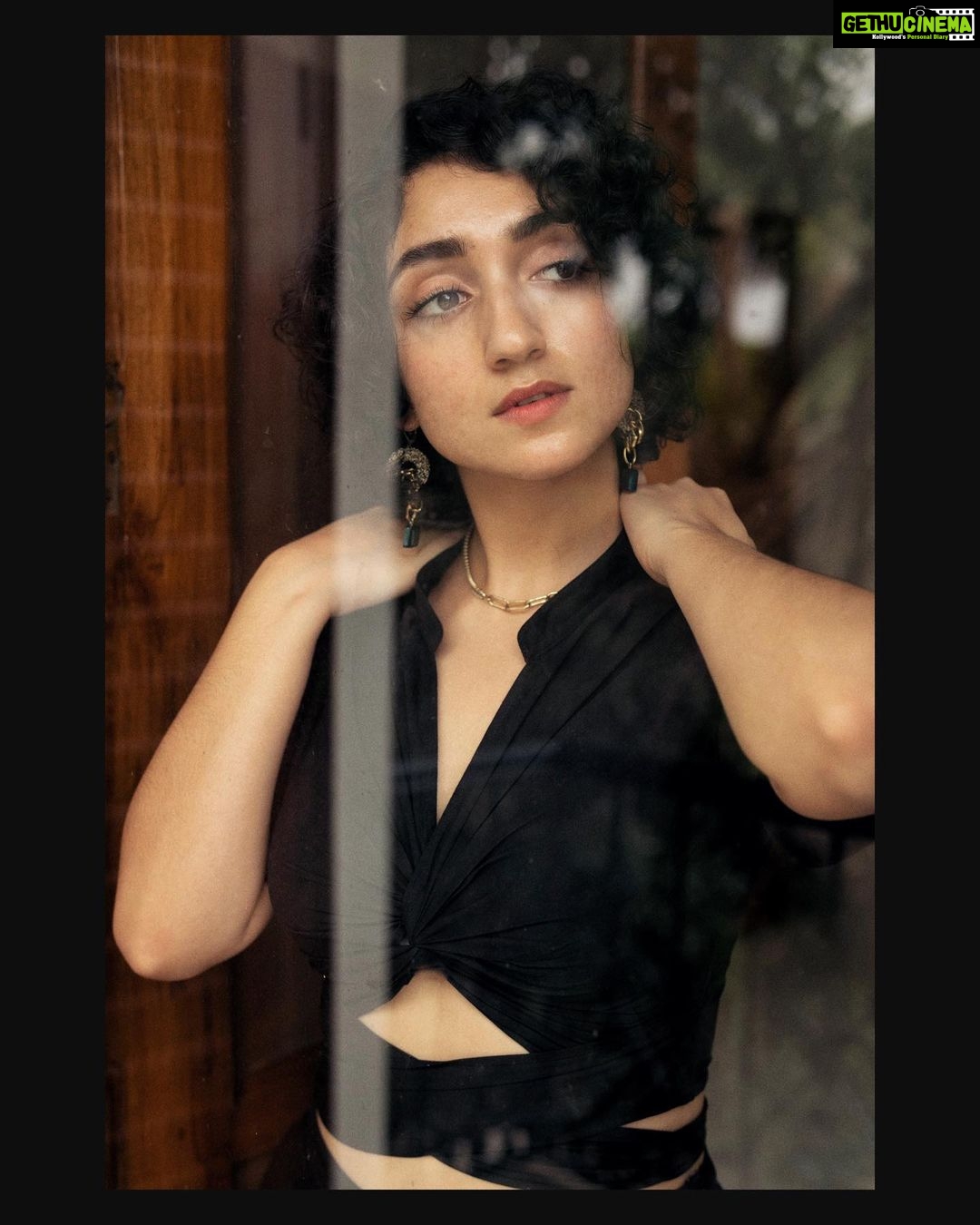 Sanjeeta Bhattacharya Instagram - 🌗 Photographed by: @not.anshuman Wearing: @thebluehr_ Delhi, India