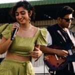 Sanjeeta Bhattacharya Instagram - Bringing in the sundown ft. बहुत (पेट) दर्द and smiles at @signatureexperiencesofficial Green Vibes, Pune 🍃 Photographed by @dreokt Management: @misfitsinc Wearing: @thebluehr_ Pune, Maharashtra