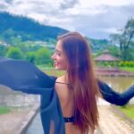 Sara Khan Instagram - Enjoying the wadiyan with the voice of my fav singer and my Bestie @jyoticatangri in Jammu in between the shots of my upcoming movie #1990 #sarakhan #Sakfilms #jammu #bhaderwah Jammu Kashmir India
