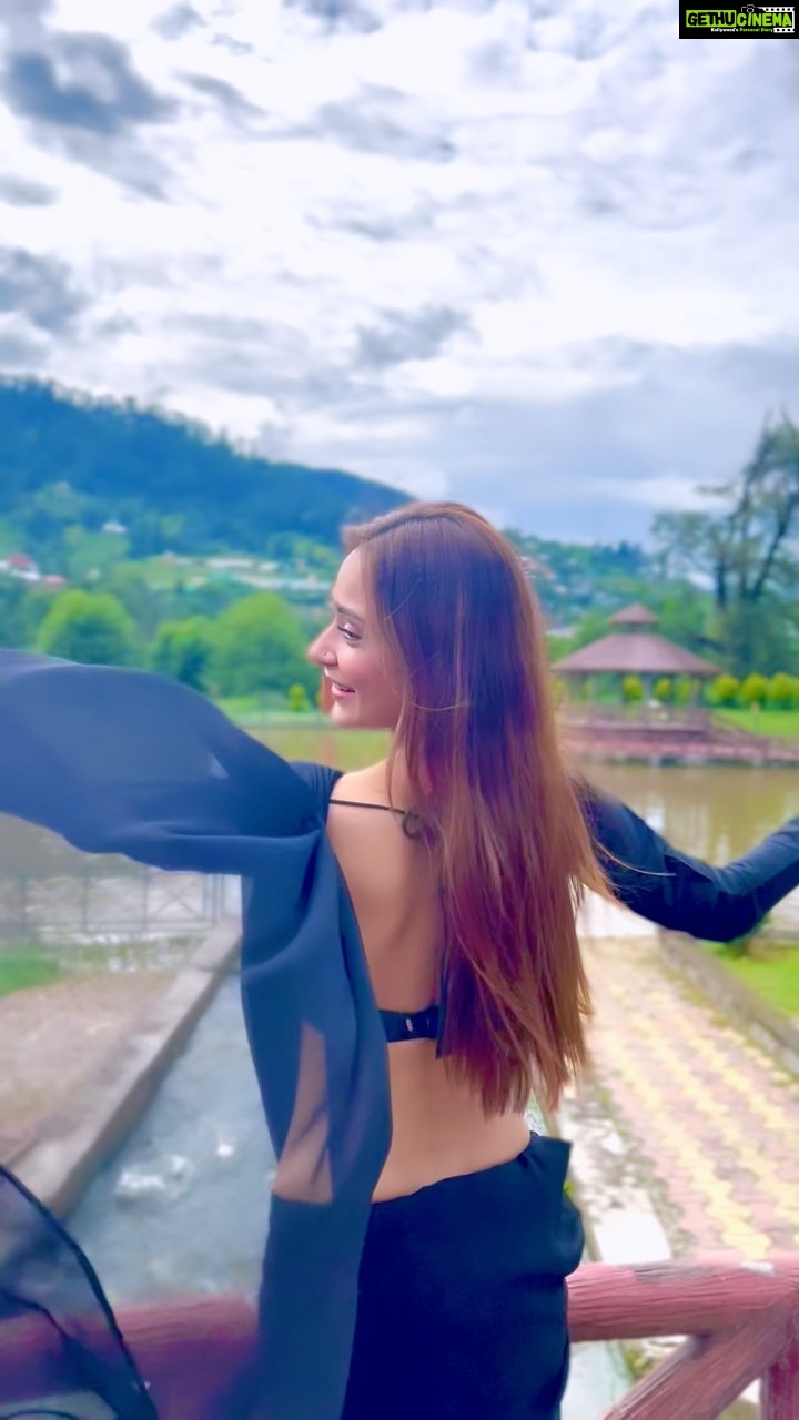 Sara Khan Instagram - Enjoying the wadiyan with the voice of my fav singer and my Bestie @jyoticatangri in Jammu in between the shots of my upcoming movie #1990 #sarakhan #Sakfilms #jammu #bhaderwah Jammu Kashmir India