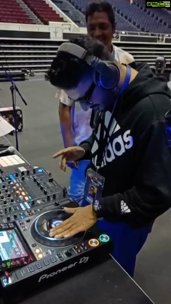 Sathish Krishnan Instagram - THE DJ ME . With the blessing of @djgowthamofficial doing some scratch for #vaathiraid raid . #OUAT SINGAPORE . Will continue this start gurunatha . Thanks @le_sajbro for this capture .DANCE #MASTER @vinhariharan Dj surprise :)